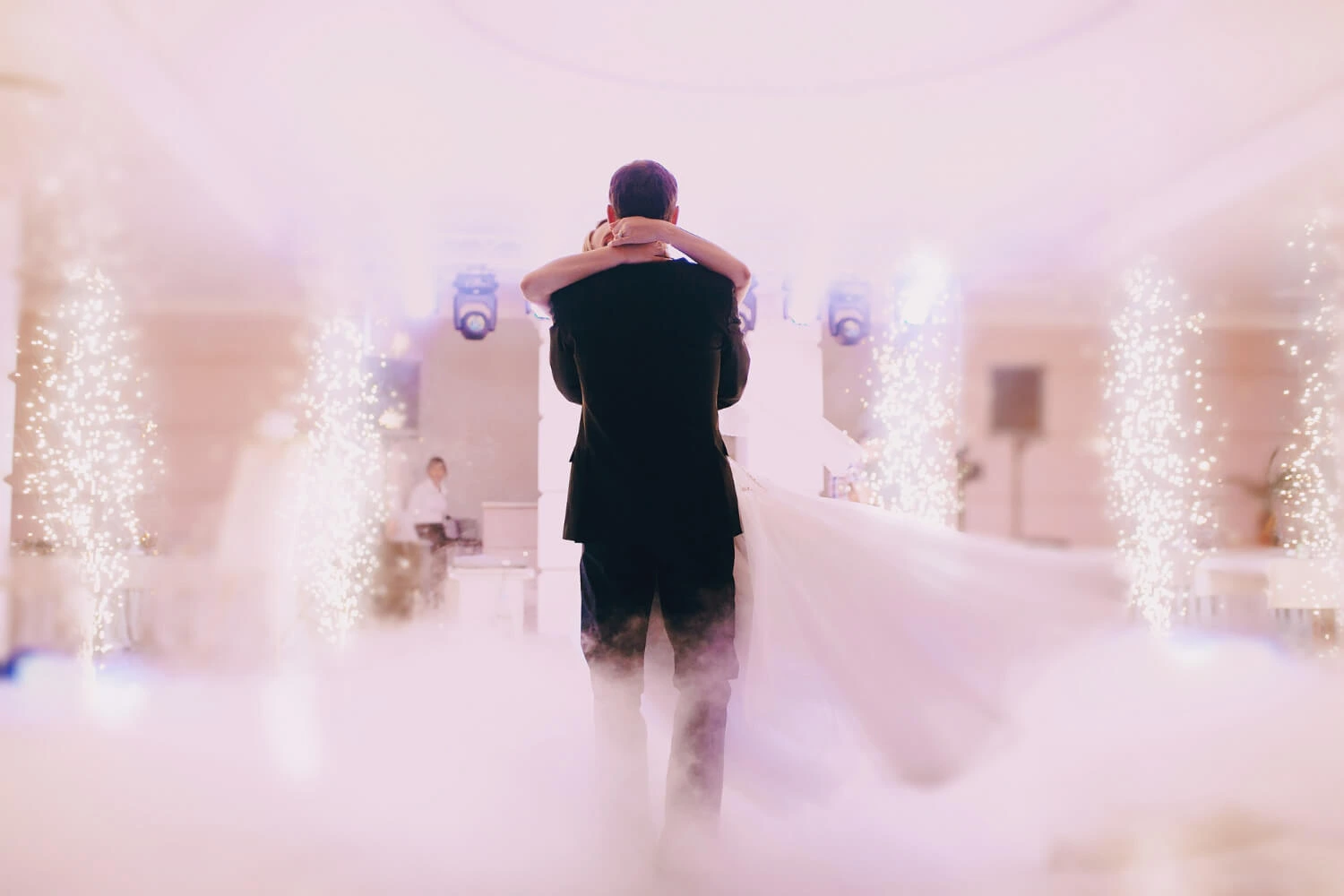 Elegante Hochzeitsdekoration mit stilvollen Details und hochwertiger Ausstattung.