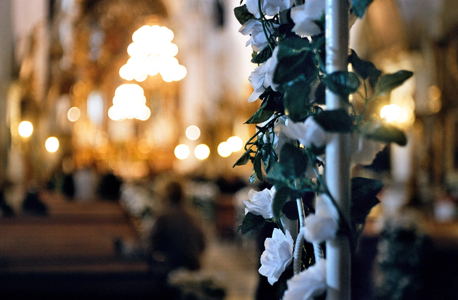 Wunderschöne Hochzeitsszene mit eleganter Dekoration und glücklichem Brautpaar.